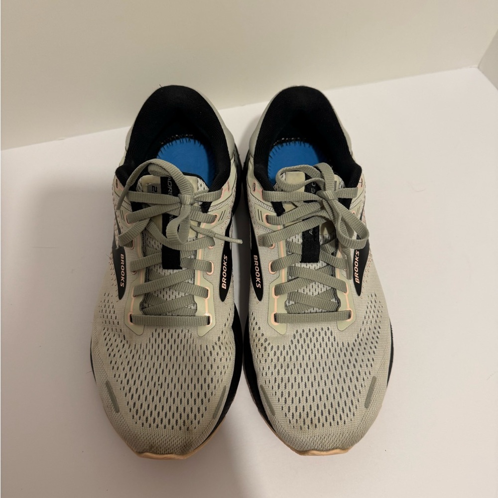 Brooks Women's Adrenaline GTS 22 Supportive Running Shoe Size 9 - NO INSOLES